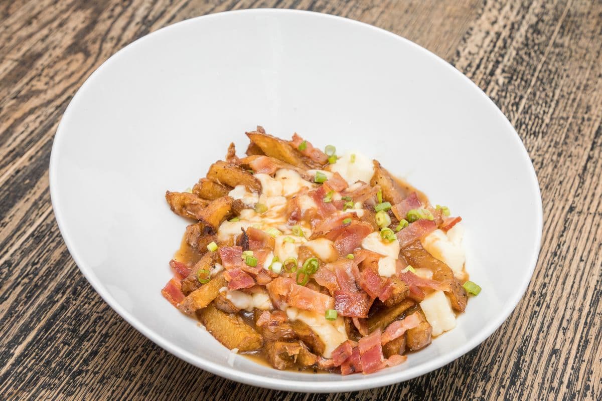 H9. Poutine au bacon fumé