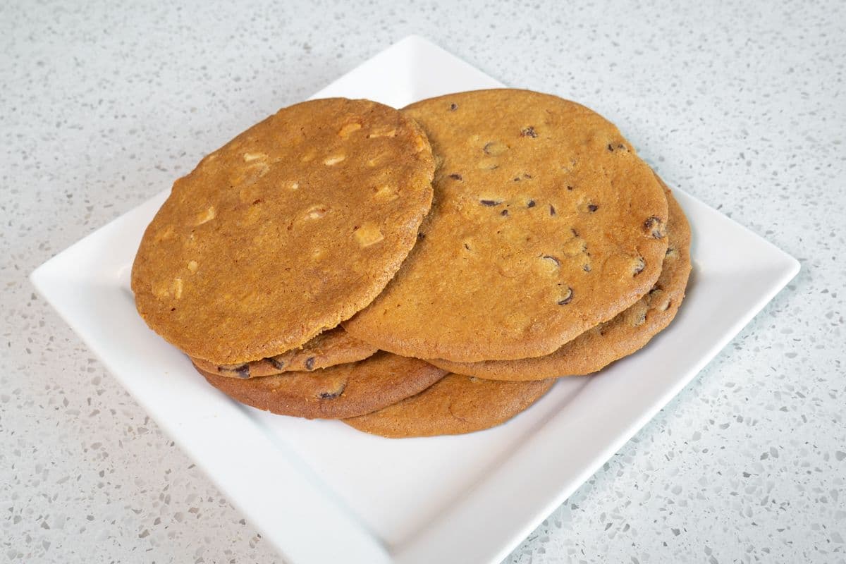 Giant Pecan Chocolate Chip Cookie (1 pc)