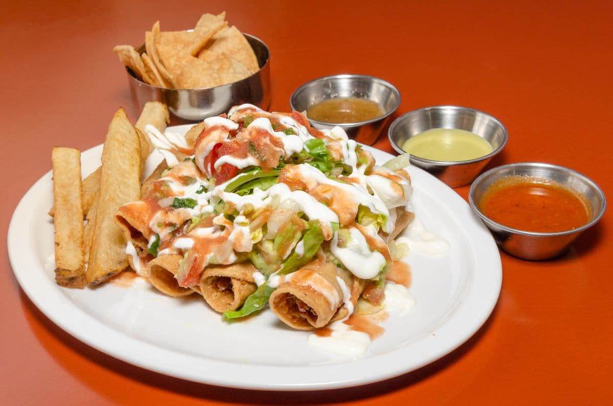 32. Flautas (Taquitos) (4 pcs)