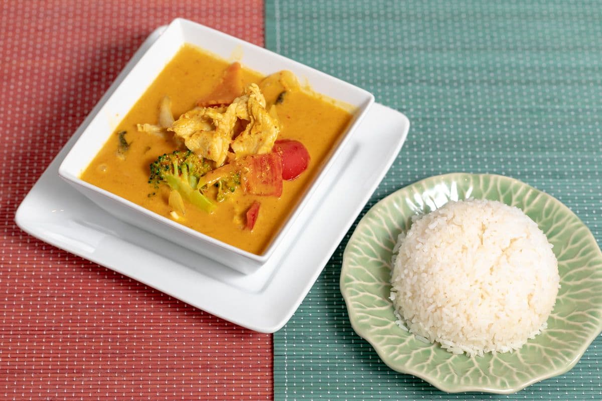 12. Golden Chicken or Tofu Curry with Steamed Rice Lunch Special