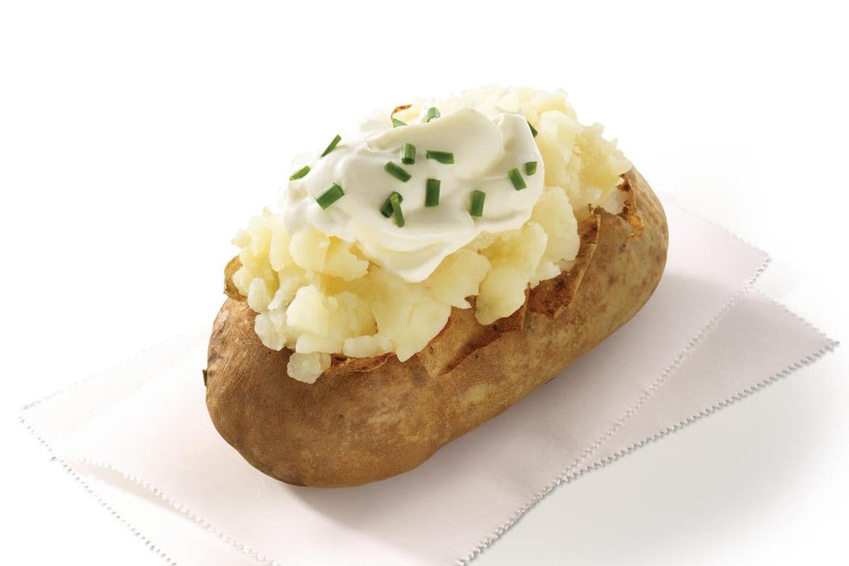 Pomme de terre au four, crème sure et ciboulette / Sour Cream and Chives Baked Potato (Cals: 340)