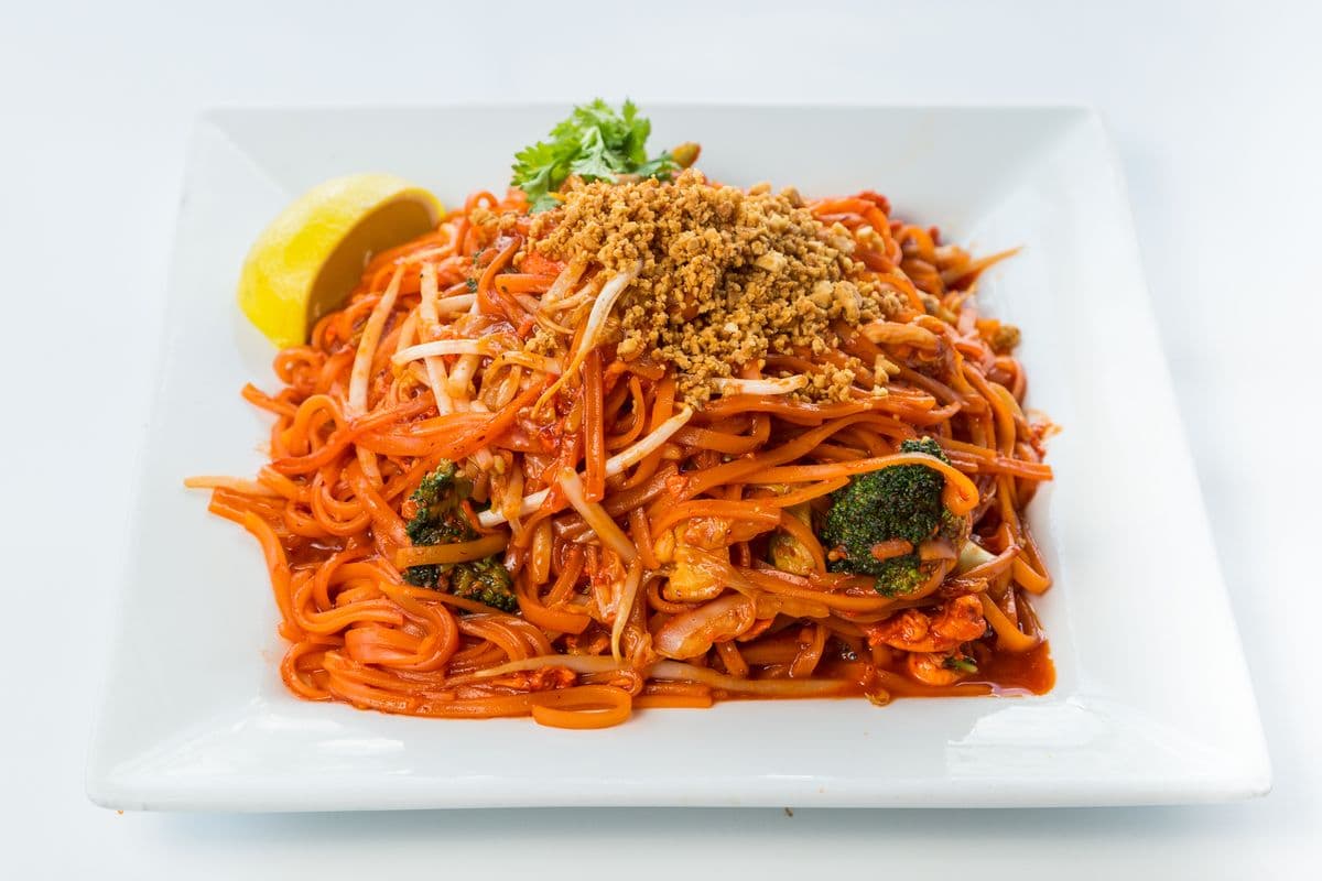 W6. Chicken or Beef Pad Thai