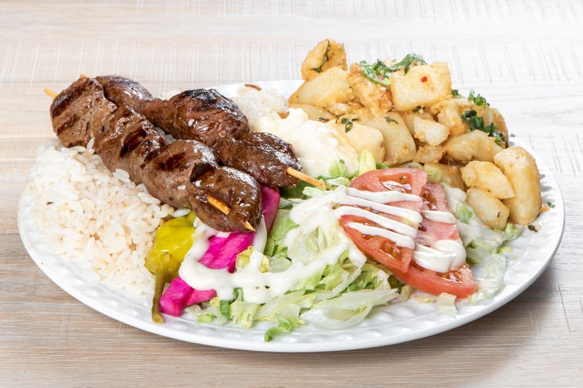 Plat de brochettes de boeuf