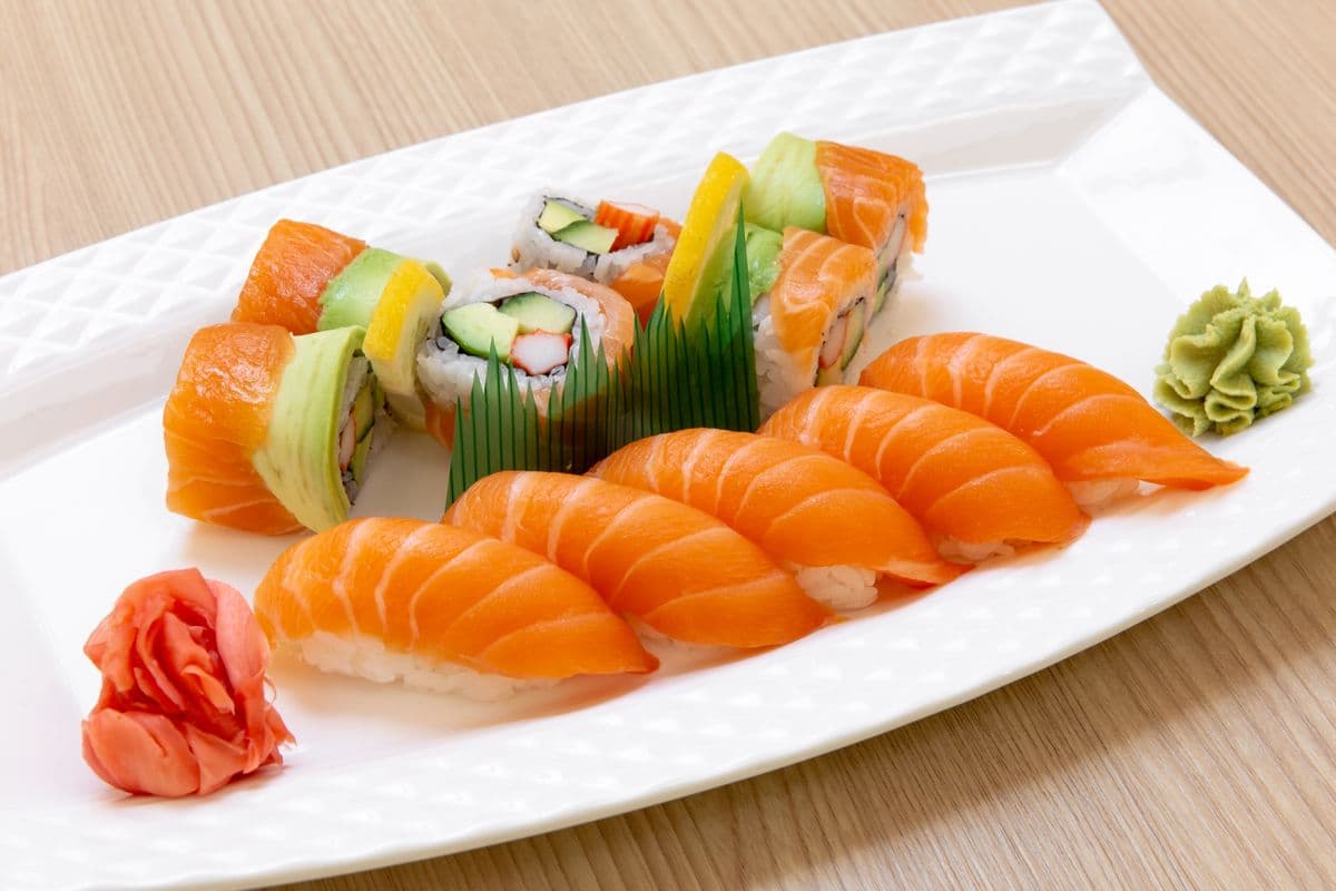 Rainbow Roll and Sushi Combo (11 pcs)