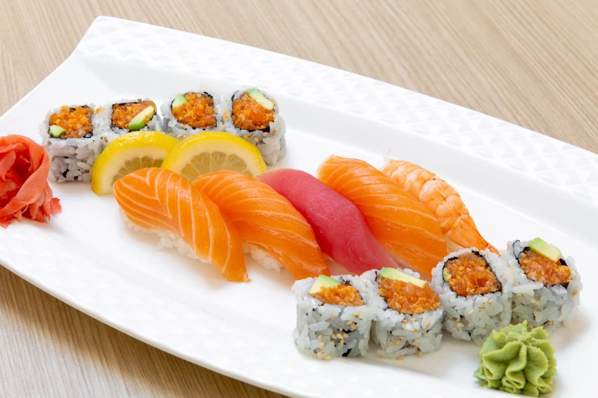 Spicy Salmon and Sushi Combo (13 pcs)