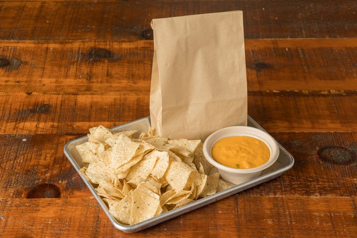 Combo croustilles et sauce Queso Blanco / Chips and Queso Blanco Combo