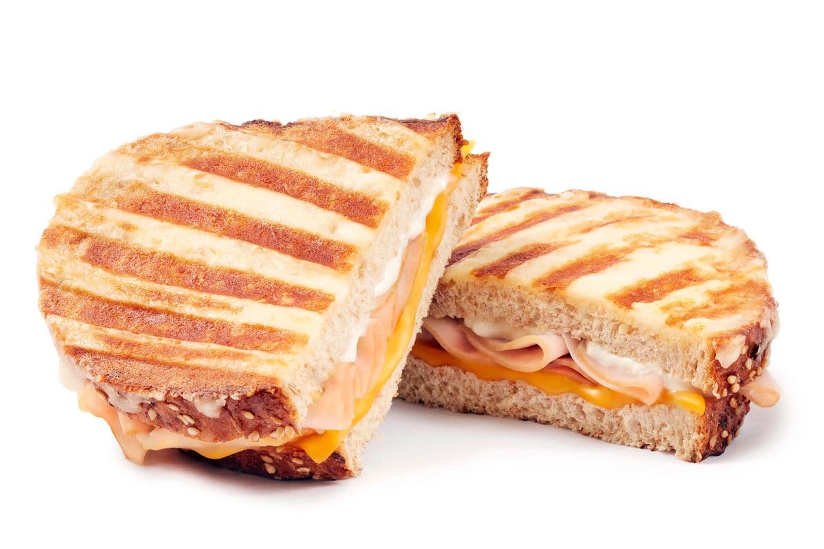 Sandwich gratiné au fromage fondu et à la dinde