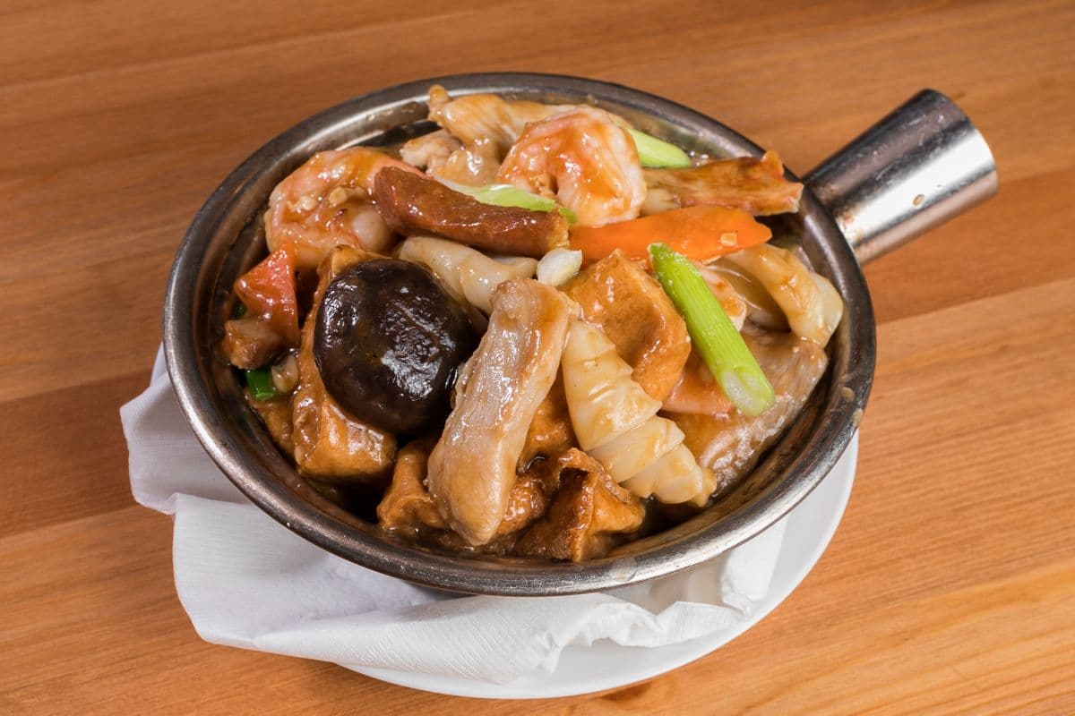 M4. Seafood and Bean Curd with Oyster Sauce in Hot Pot