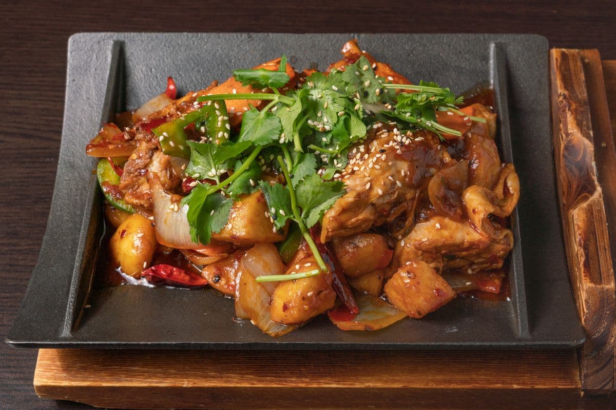 7. Spécial de poulet épicé avec pommes de terre / Special Spicy Chicken with Potatoes
