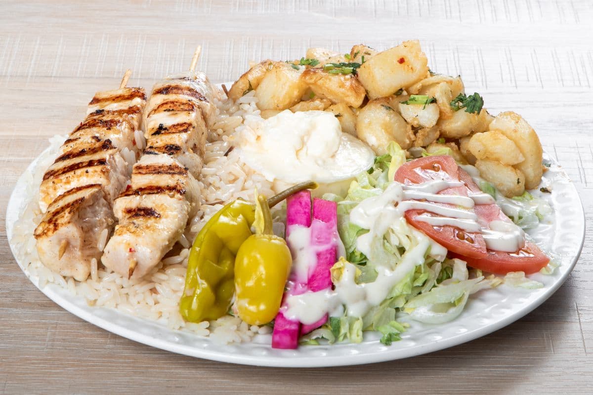 Plat de brochettes de poulet