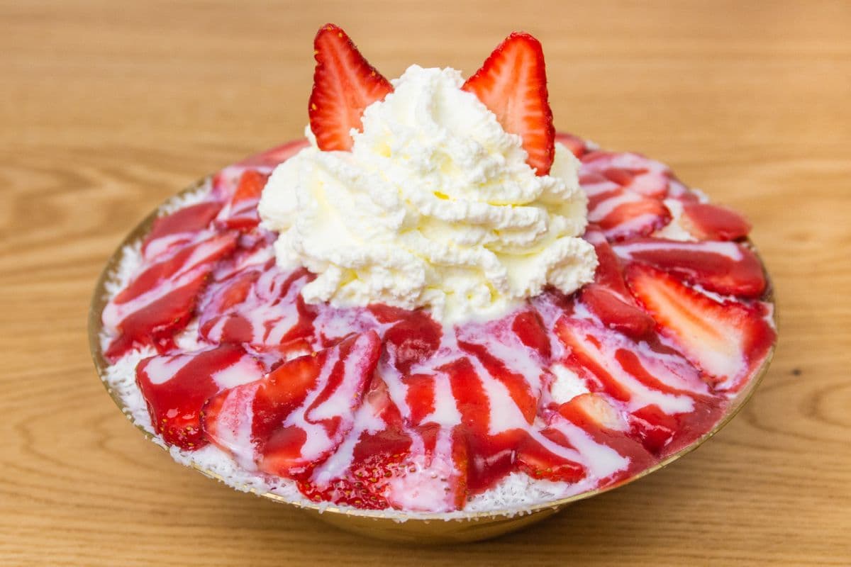 Large Strawberry Snow Ice Bingsoo