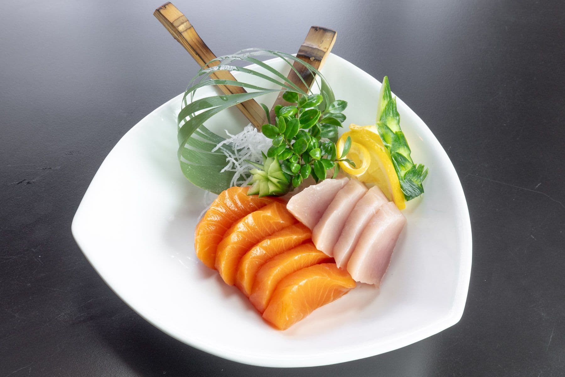 Tuna and Salmon Sashimi (9 pcs)