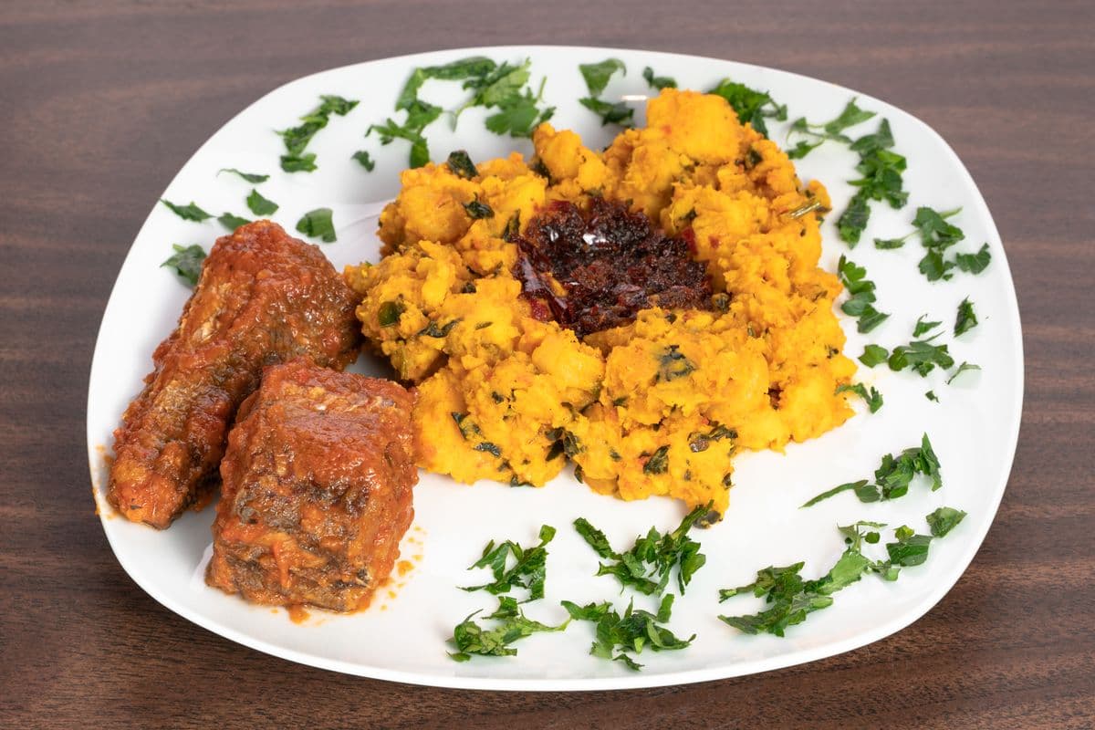 Yam Porridge (Asaro) serve with fried fish or assorted meat